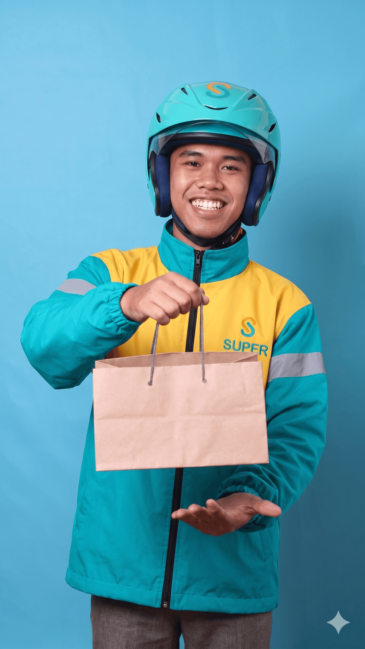 Driver Super Food tersenyum sambil menyerahkan tas berisi pesanan makanan